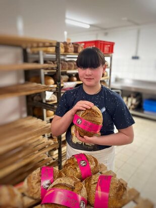 Unsere „Rübli Kruste“ 🐰🥕🥛 passt perfekt zu den Frühlingshaften Temperaturen 💐🌷🌡️ Ein reines Dinkelbrot mit einem Anteil Dinkelschrot, nussig durch abgeröstete Sonnenblumenkernen und Sesam, leicht, frisch und extrem saftig durch Quark und Karotten! Das besondere ist die Kruste: oben knusprig durch Maisgrieß, der Boden geschmacksintensiv durch Sonnenblumenkernen, die beim Backen direkt auf der Steinplatte des Ofens geröstet werden…  Unbedingt probieren - Megaaaa lecker 😍