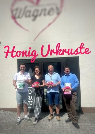 In unserer frisch gebackenen „Honig Urkruste“ 🐝 verbacken wir die Urgetreide Emmer & Dinkel. Gekochte Haferflocken machen das Brot besonders saftig. In einem speziellen Vorteig verarbeiten wir ganz regionalen Blütenhonig 🌺🍯 von den fleißigen Bienen von @Bienemaadche, Bio-Imkerei Teichmann und Stephan Hillberg. Für eine schöne krosse Kruste wälzen wir die Laibe noch in Grieß, bevor sie anschließend im heißen Ofen gebacken werden 🔥