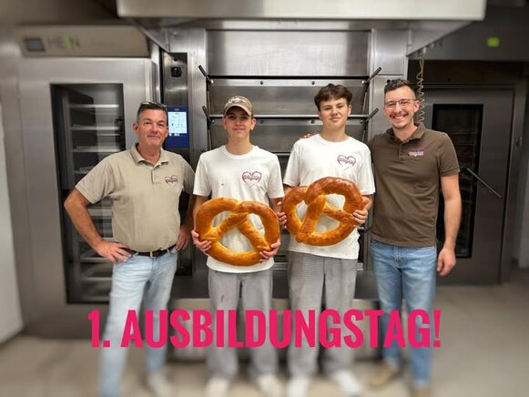 Die Azubis mit den Bäckermeistern.