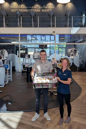 Jonas Wagner bei der Brotübergabe im Gesundheitspark Nidda