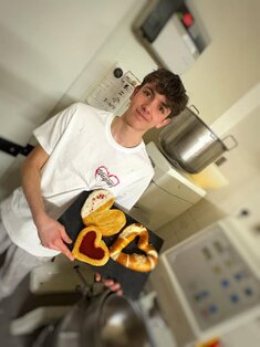 Präsentation seiner Süßigkeiten zum Valtinstag